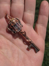 Load image into Gallery viewer, Vial key
