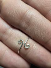 Load image into Gallery viewer, Swirl ring sz.7
