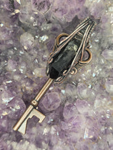 Load image into Gallery viewer, Quartz key
